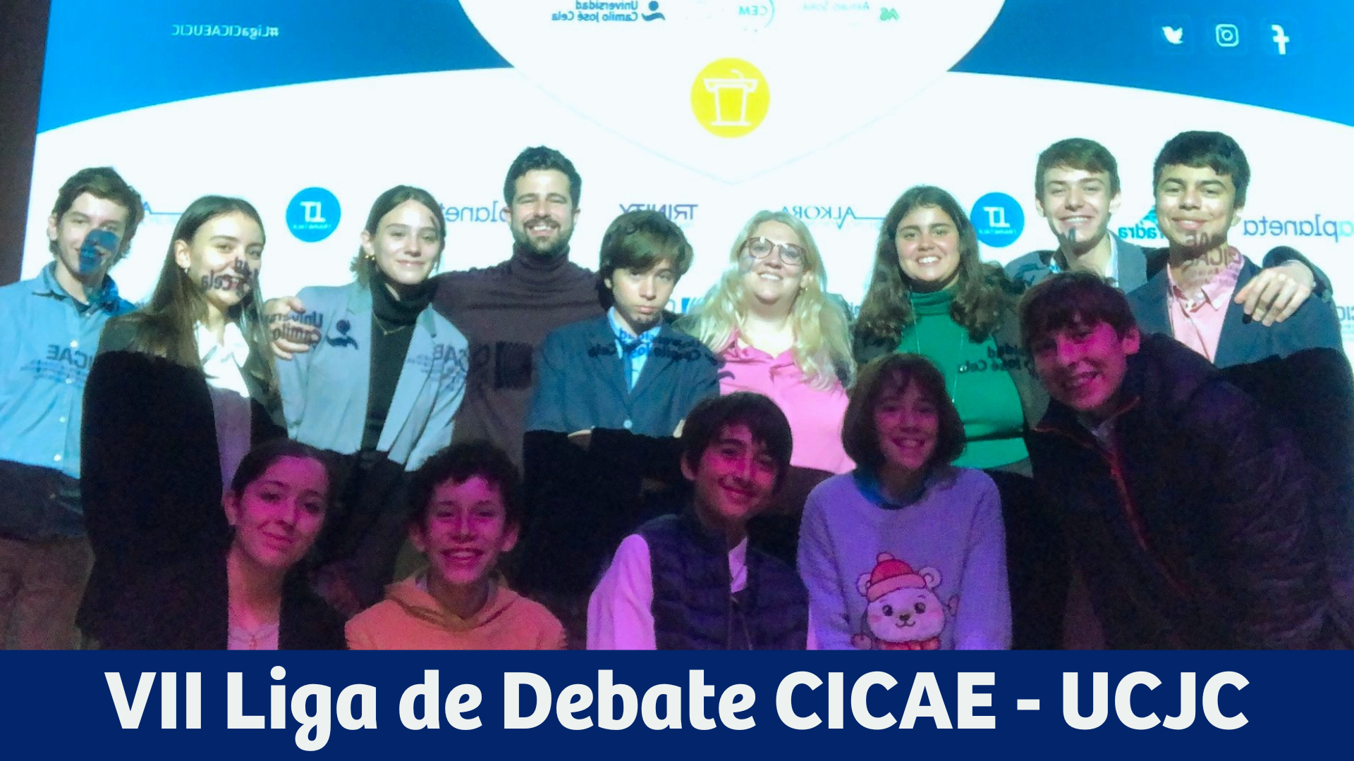 Alumnos y profesores participando en La Liga de Debate